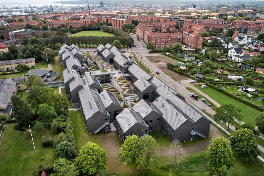 Ein mit Stahl verkleidetes und geschütztes Demenzpflegeheim, DemensCentrum Aarhus – Skovvang, Skovvangsvej 97–99, 8200 Aarhus, Dänemark